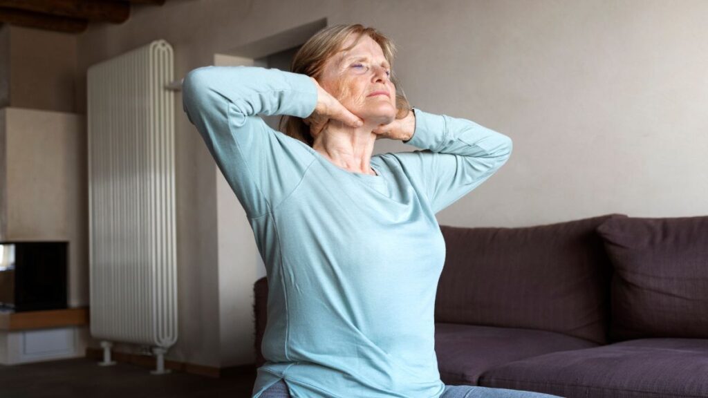 تمرین ساده تقویت عضلات گردن برای کاهش گردن‌درد هنگام استفاده از کلاه کاسکت