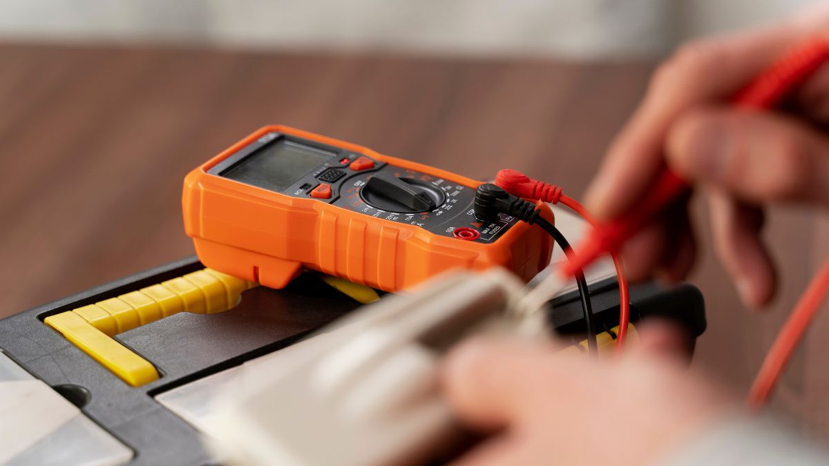 اندازهگیری ولتاژ باتری موتورسیکلت با مولتیمتر برای تشخیص سالم بودن یا ضعیف شدن باتری