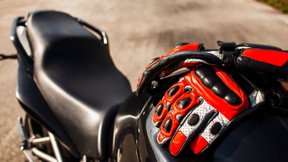 فضای ذخیره‌سازی زیر زین و محفظه جلوی Galaxy JR 300